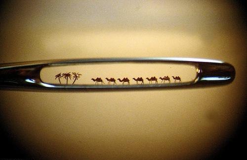 Incríveis esculturas minúsculas que cabem no buraco de uma agulha