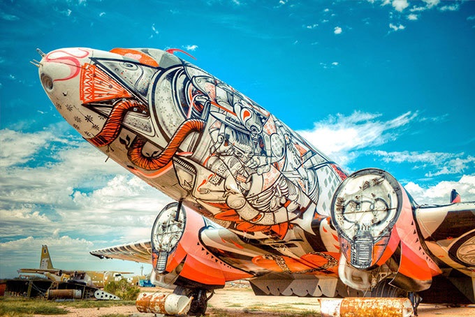 Antigos aviões de guerra viram obras de arte em museu ao ar livre