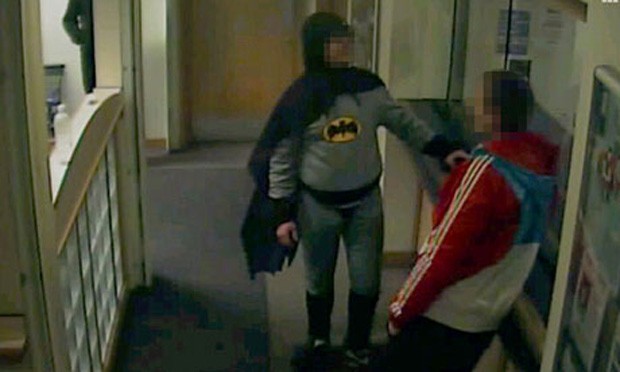Batman entrega criminoso à polícia na Inglaterra