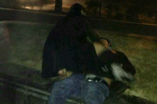 Chinesa encontra bêbado caído em calçada e faz sexo com ele