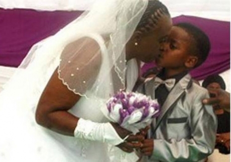 Garoto de 8 anos se casa com mulher de 61 a pedido da avó