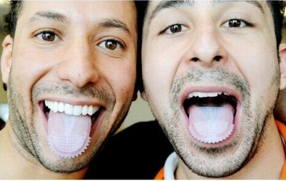 Canadenses criam aparelho para escovar os dentes com a língua