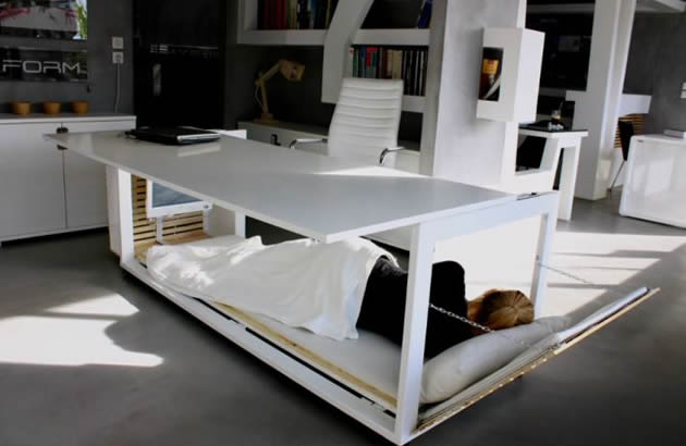 Designer desenvolve mesa para dormir no trabalho