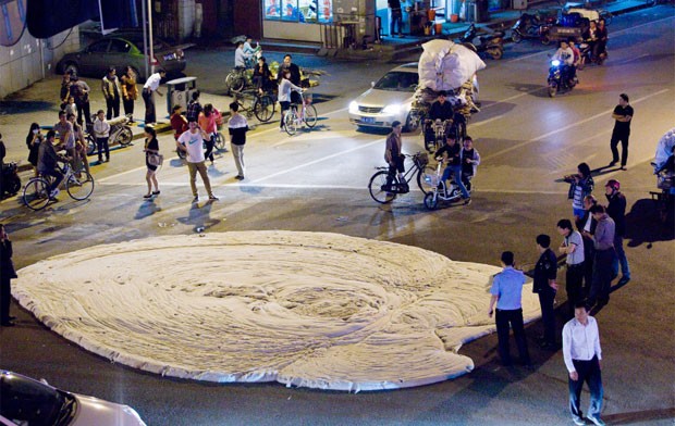 Espuma misteriosa surge em asfalto rachado na China