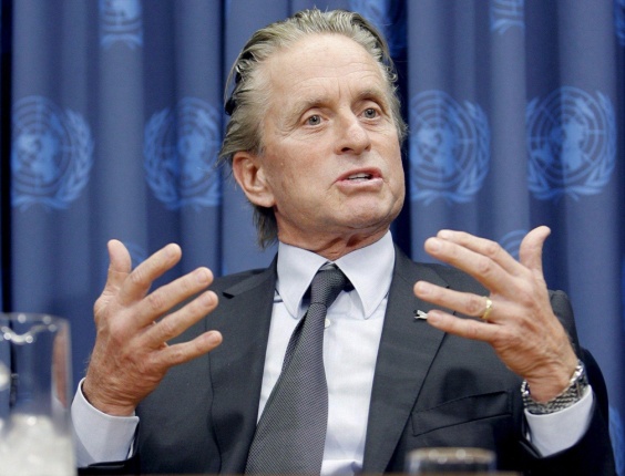 Ator Michael Douglas diz que sexo oral causou seu câncer