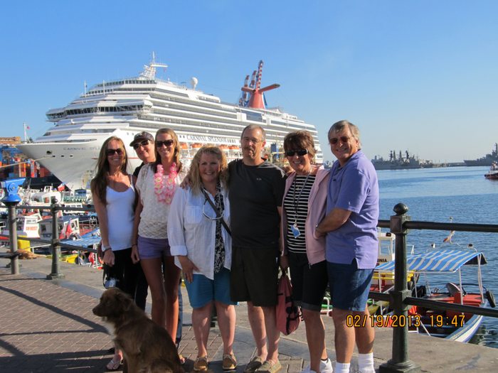 Cão de rua entra sem ser convidado em foto de família e encontra um lar