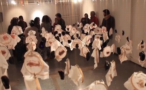Artista chilena faz exposição bizarra com seus fluxos menstruais